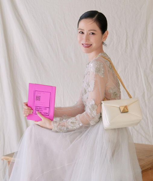 Стильные сумки, натуральный макияж и нежные цвета: разбираем стиль Сон Йе Джин