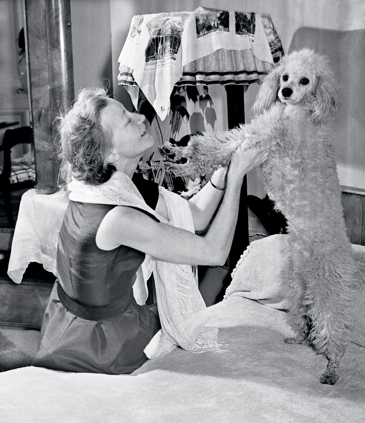 Портрет с любимым пуделем по кличке Bolshoi, или Большик — собаку подарили английские поклонники после триумфальных гастролей в 1956 году.