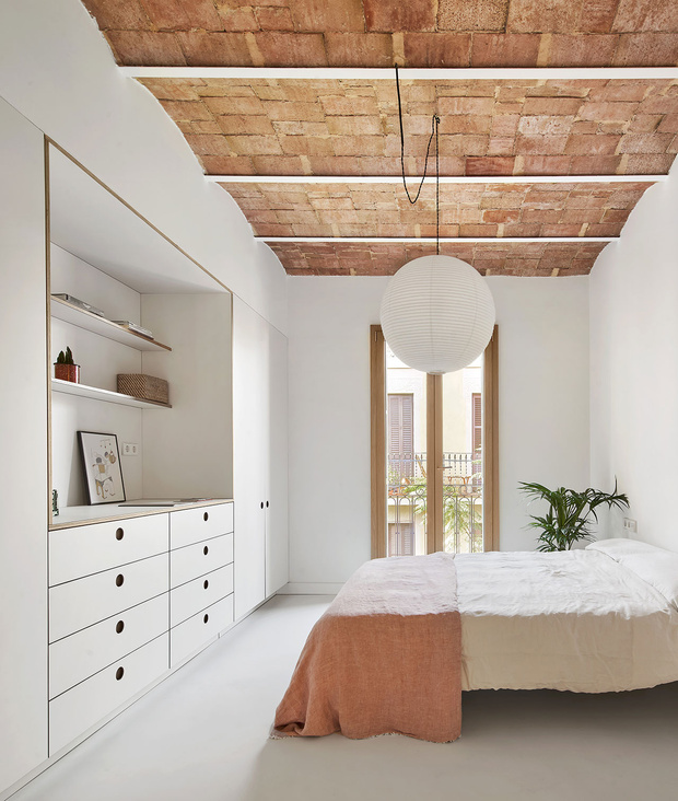 Фото №6 - Белая квартира со сводчатым потолком в Барселоне