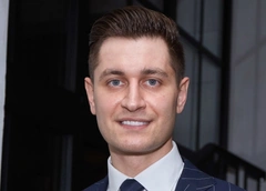 Дава подарил маме дом