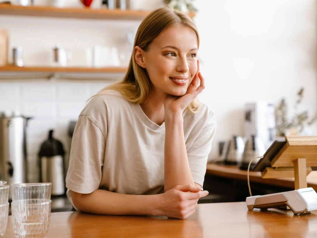 Магнит для людей: 3 признака уверенности в себе, которые заметны сразу | marieclaire.ru