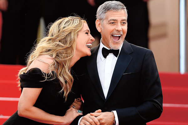 Джордж Клуни водит дружбу с первыми леди Голливуда, но никогда не переходит грань. На фото – с Джулией Робертс на премьере «Финансового монстра». Канны, 2016 год