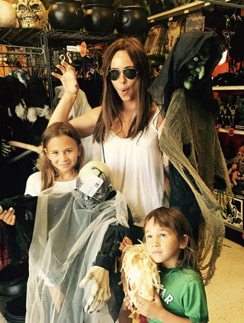Саша Зверева с детьми выбирает костюмы и украшения для Хеллоуина