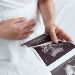 «Подменили эмбрион»: женщина выносила чужого ребенка из-за ошибки врачей