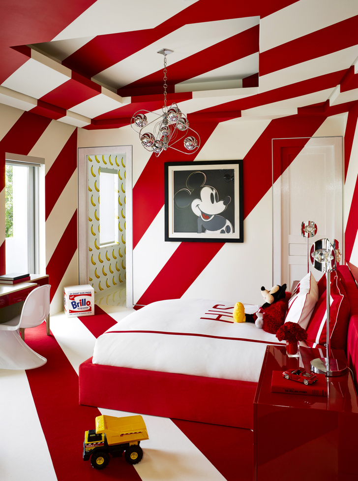 Гостевая комната в красных тонах. Стул Panton Chair, дизайн Вернера Пантона, Vitra. На стене работа Энди Уорхола «Микки-Маус».