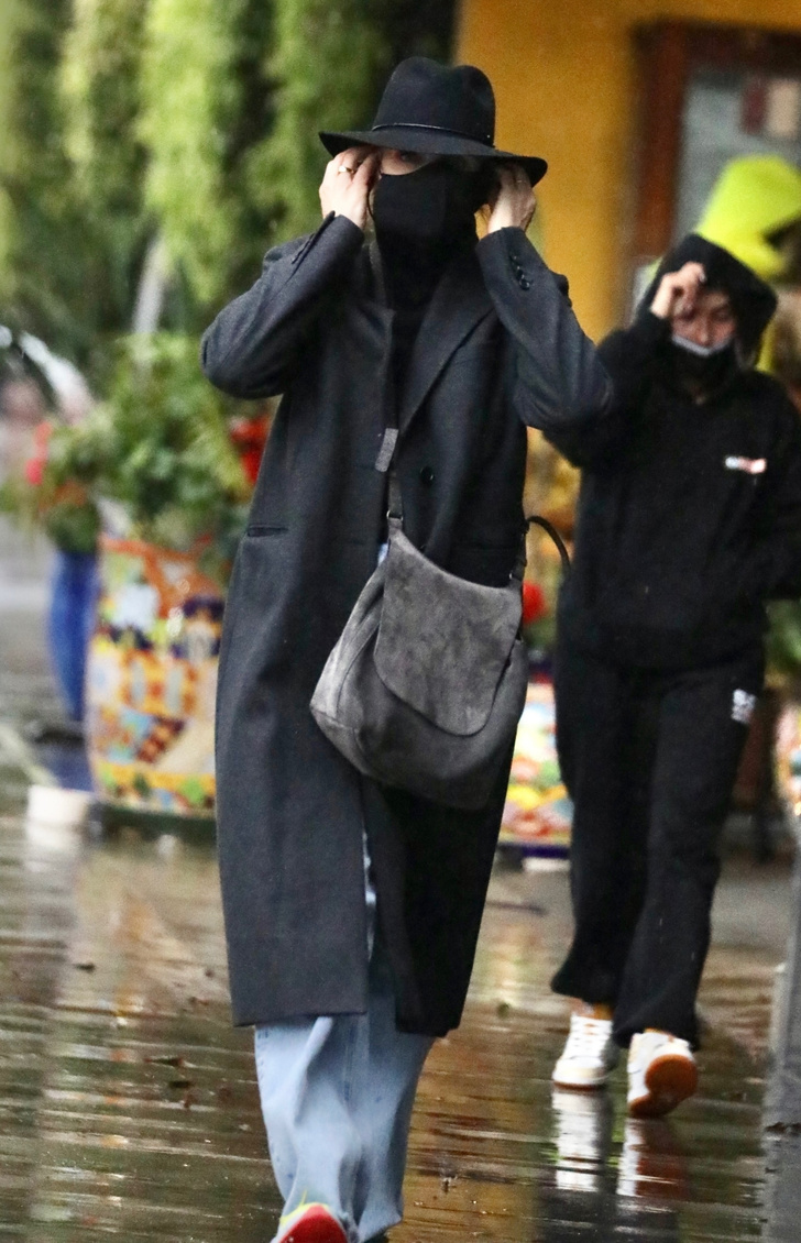 Фото №1 - Замшевая сумка + мужское пальто: редкий и великолепный выход Кэмерон Диас