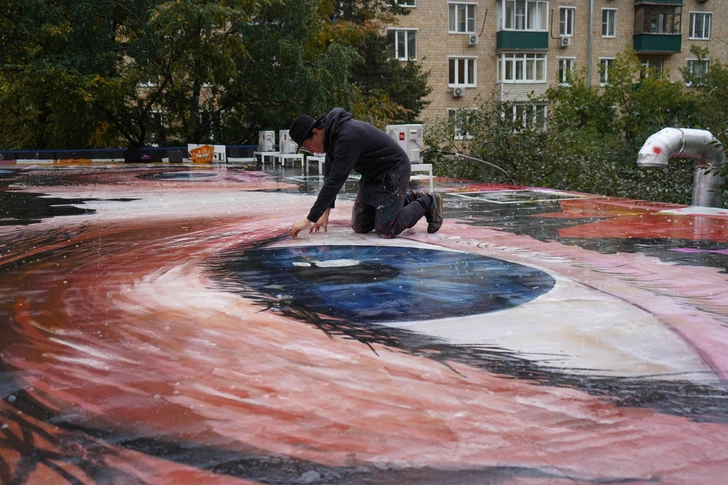 Граффити на крыше в Москве, которое видно только с высоты