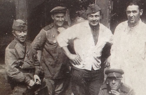 Дед Камиля Ларина (второй справа) кормил на войне и солдат, и генералов