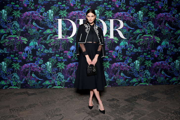 Дочь Моники Беллуччи спрятала ноги под длинной юбкой, тогда как Кара Делевинь блистала в мини: гости шоу Dior в Мумбаи