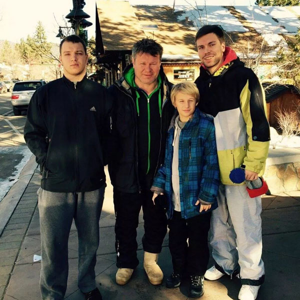 Олег Тактаров с сыновьями