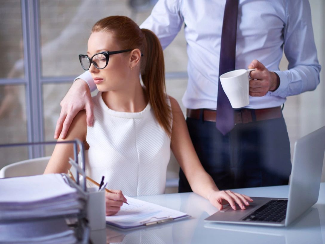 Флирт или харрасмент? 5 главных различий | marieclaire.ru