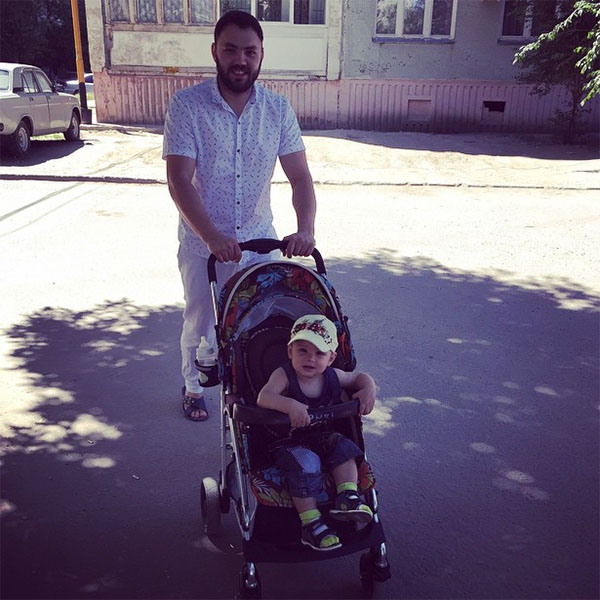 Саша с Робертом на прогулке в Волгограде