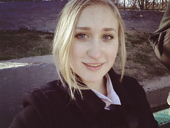 Наивная блондинка с кальяном: как выглядела украинская беженка, когда ее впервые обвинили в мошенничестве