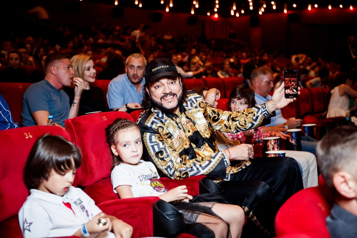 Филипп Киркоров, Зара, Алика Смехова и другие звезды с детьми на премьере фильма «Аладдин»