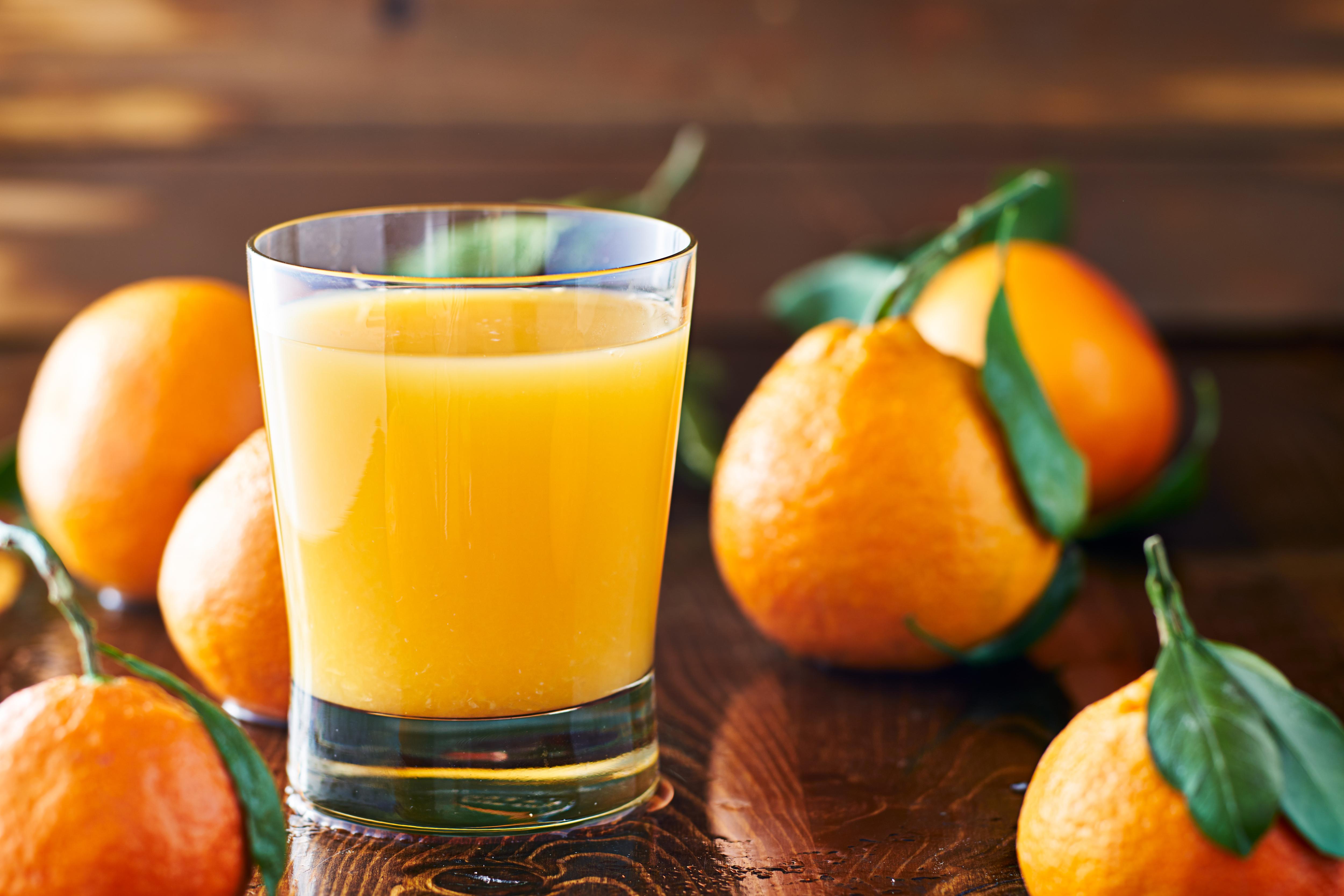 Виноградно апельсиновый сок. Апельсиновый сок. Свежевыжатый апельсиновый сок. Свежевыжатый сок апельсин. Стакан апельсинового сока.