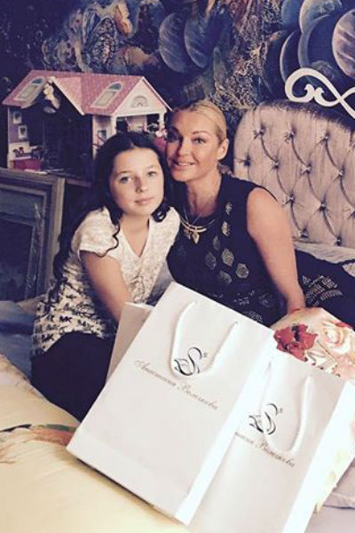 Анастасия Волочкова подарила дочке подарки после окончания начальной школы