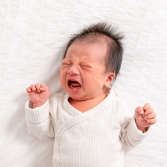 Летальный исход в 25% случаев: укачивать и трясти младенца опасней, чем вы думаете