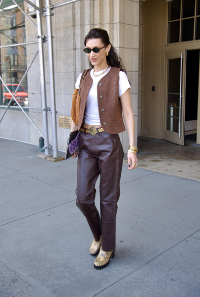 Кожаные брюки и стильный жилет: идея простого и модного аутфита на каждый день от Беллы Хадид