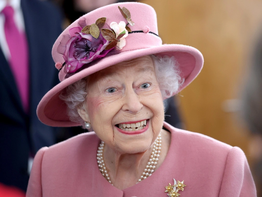 Елизавета II на церемонии открытия шестой сессии парламента Уэльса, 14 октября 2021 | marieclaire.ru