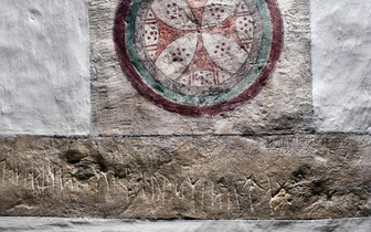 Написали на стене церкви: в Дании обнаружили долговую расписку 800-летней давности — она действует до сих пор