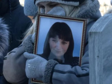 На Урале похоронили 36-летнюю мать пятерых детей Любовь Белюшину, которую задушил муж