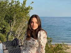 А мы говорили! Евгения Медведева скрывает, что улетела в отпуск с молодым певцом
