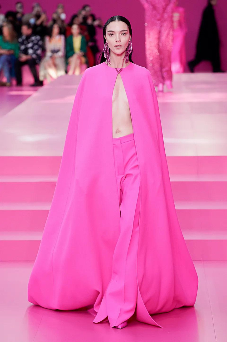 Все о любви: коллекция Valentino FW22 в розовом цвете, разработанном вместе с Pantone