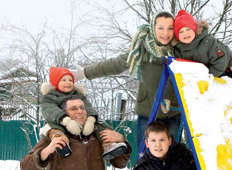 Наталья Антонова с мужем и детьми
