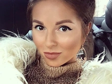 Отец Нюши не может увидеть новорожденную внучку