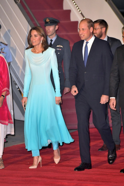 Первый день тура Кейт и Уильяма: Миддлтон очаровала пакистанцев скромным, но изысканным нарядом