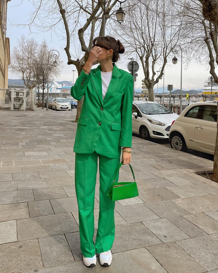 Сочная зелень: француженка Жюли Феррери показывает, какой костюм купить на весну и с какими кроссовками носить