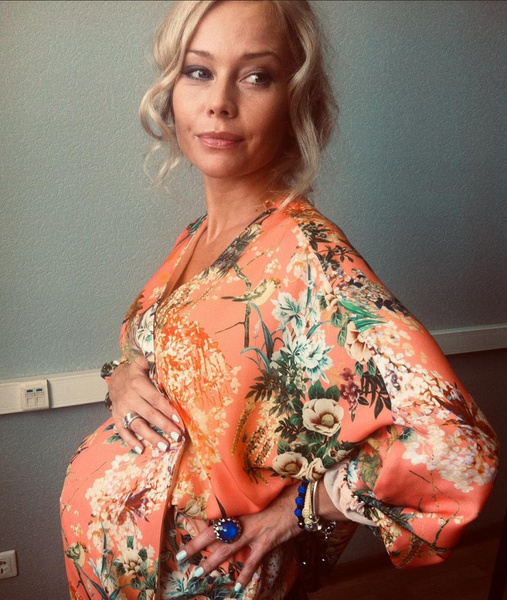 Елена Корикова объявила, что беременна