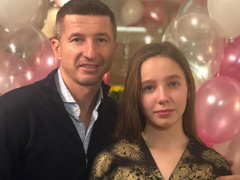 Евгений Алдонин показал, как его дочь Вера отпраздновала 13-летие в кругу семьи и друзей