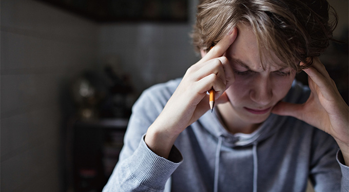 Зачем подростки причиняют себе боль