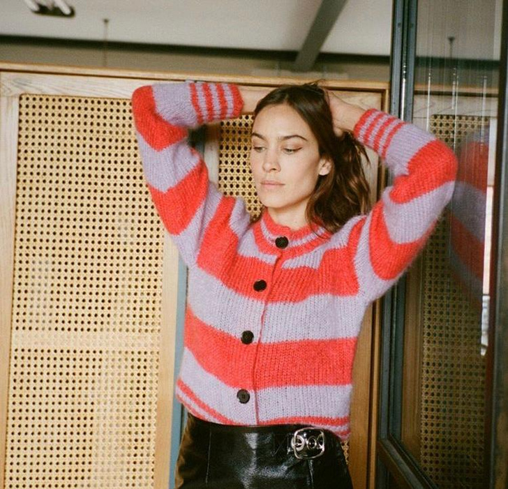 Пушистый свитер + кожаная юбка — осенний образ как у Алексы Чанг