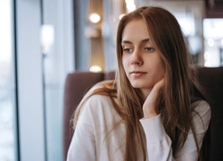 «Боюсь подпускать людей к себе слишком близко, при этом страдаю от отсутствия друзей. Что делать?»