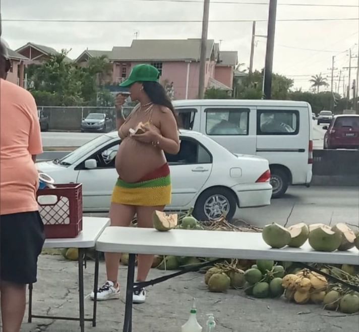 Показалось: беременная Рианна в абсолютно «голом» купальнике на Барбадосе