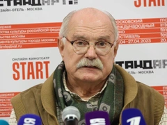 В шарфе и с улыбкой: Никита Михалков впервые вышел в свет после реанимации