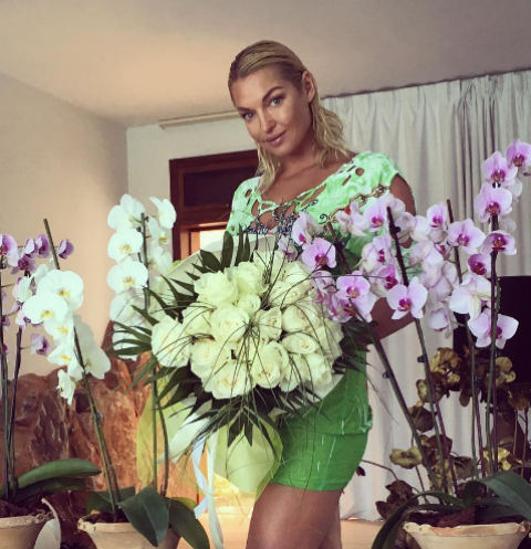 Анастасия Волочкова отдохнула в Греции и увезла оттуда огромные букеты цветов