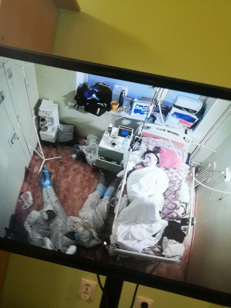Медики всю ночь охраняли тяжелобольного пациента и спали на полу — фото, покорившее Сеть