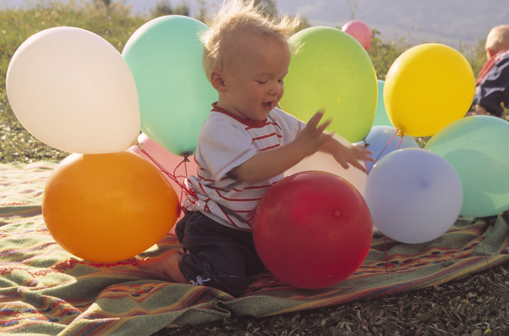 Ребенок с воздушными шариками