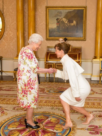 Елизавета II встречается с президентом Королевской академии танца Дарси Бассел, 24 июня 2016