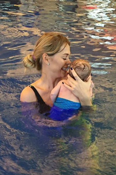 Анна приобщает ребенка к плаванию