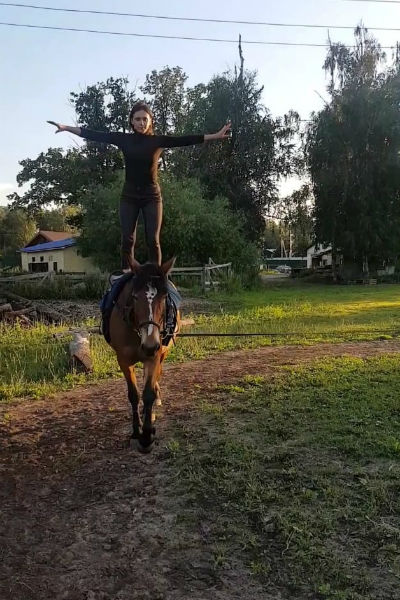 Янина делала невероятные трюки верхом на лошади