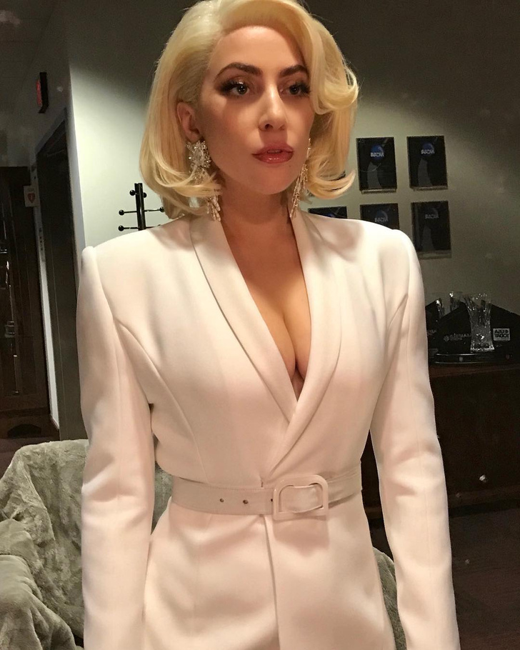 Белая королева: Леди Гага в брючном костюме Brandon Maxwell
