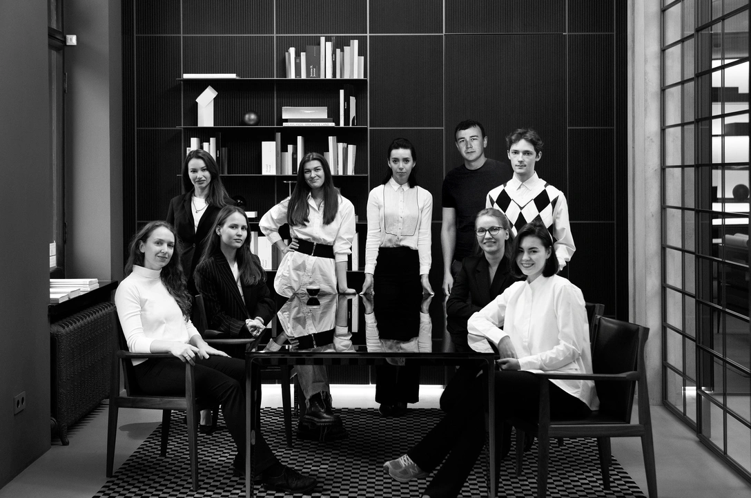 Galerie 46 — это целая команда дизайнеров и архитекторов c высшим художественным и архитектурным образованием. На фото слева-направо: Анастасия Рошкованова, Светлана Ноготова, Александра Нарубова, Дарья Павлова (руководитель студии), Виктория Шульгина, Артур Асылбеков, Евгения Гвоздарева, Климентий Селянин, Екатерина Широких. | mcmaison.ru
