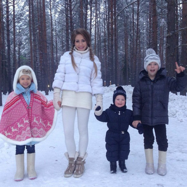 Юлия с тремя детьми - Яной, Арсением и Артемом