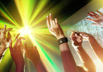 Как музыканты «гипнотизируют» зрителей, чтобы те танцевали до упада? Рассказывает нейробиолог