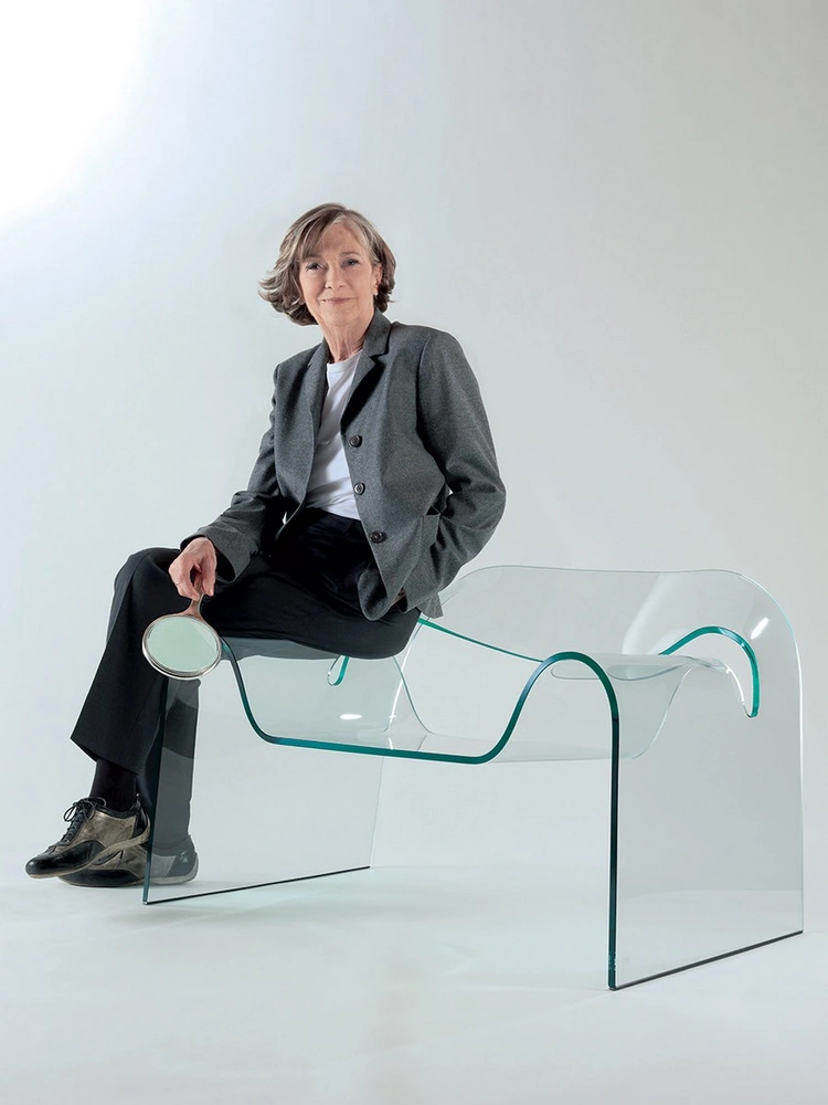 Дизайнер Чини Боэри в кресле Ghost (1987), Fiam. | mcmaison.ru