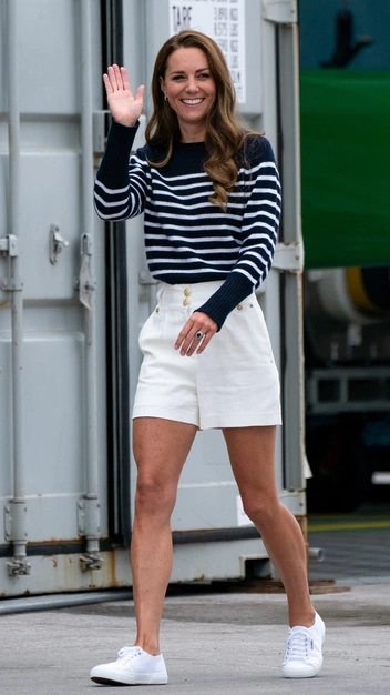 Парижский шик: Кейт Миддлтон показывает актуальный образ с тельняшкой на лето | marieclaire.ru